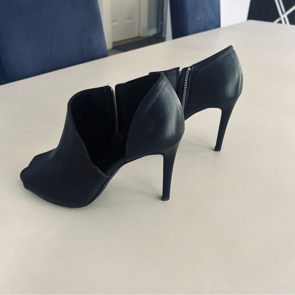 Michael Kors Black Leather Peeptoe Heel with Size CutOyt Zip Up, Size9 - Picture 12 of 16
